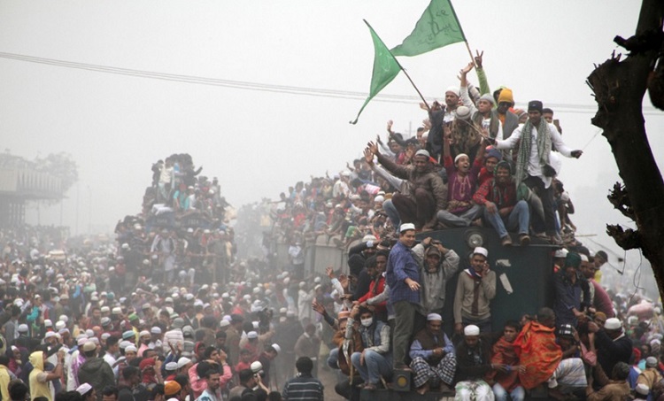 Trens lotados de fiéis muçulmanos durante festival religioso em Bangladesh