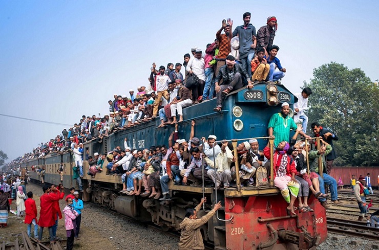Trens lotados de fiéis muçulmanos durante festival religioso em Bangladesh