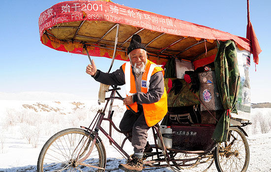 Idoso chinês tem sonho olímpico com seu triciclo