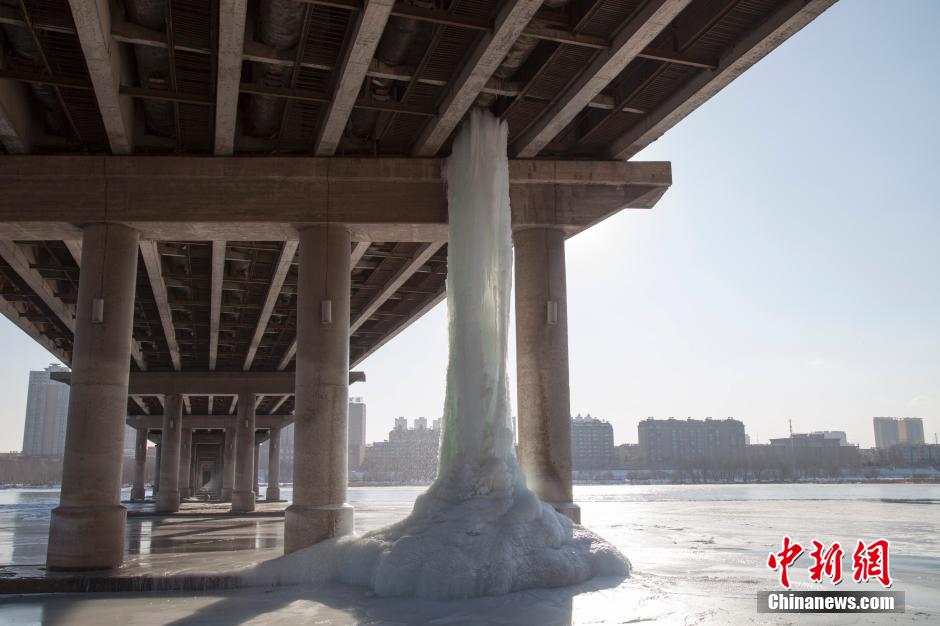 Coluna de gelo forma-se abaixo de uma ponte na China