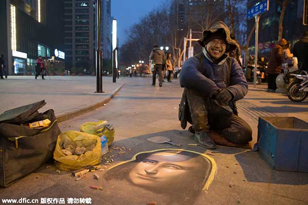 Morador de rua gasta horas pintando Mona Lisa com giz