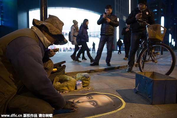 Morador de rua gasta horas pintando Mona Lisa com giz