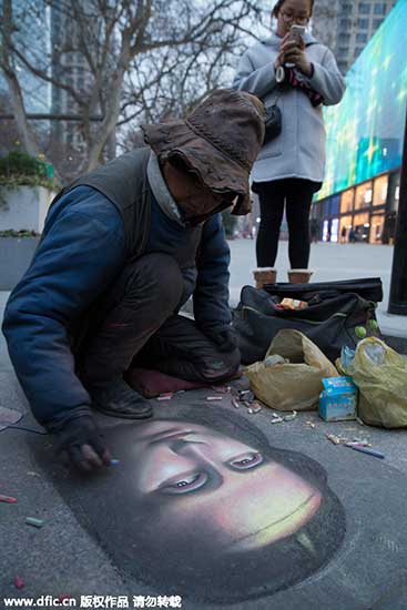 Morador de rua gasta horas pintando Mona Lisa com giz
