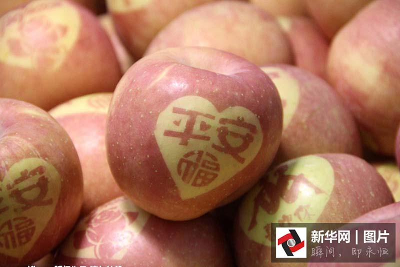 Maçãs com caracteres chineses fazem sucesso em Shandong