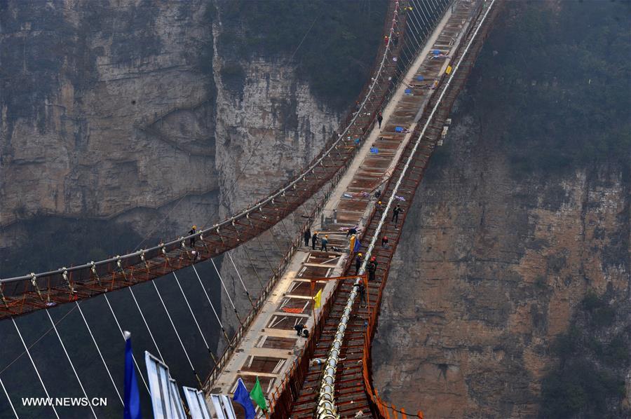 Ponte de vidro sobre Grand Canyon de Zhangjiajie em construção