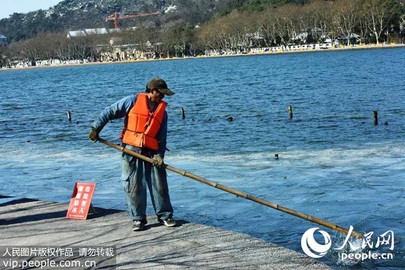 Hangzhou utiliza pela primeira vez navio quebra-gelo no Lago do Oeste