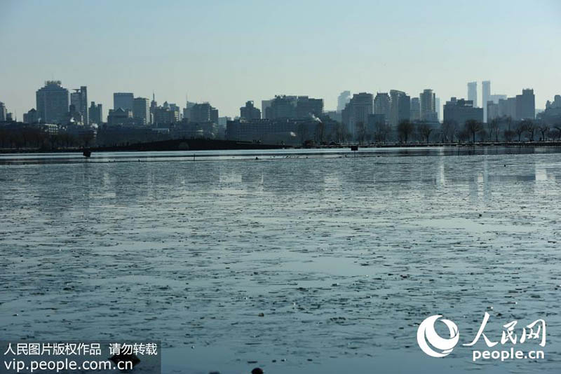 Hangzhou utiliza pela primeira vez navio quebra-gelo no Lago do Oeste