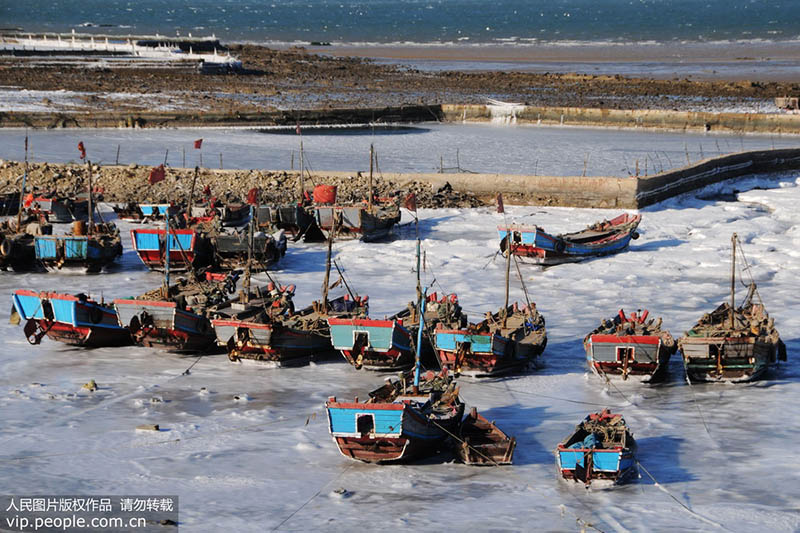 Carro congela na costa litoral no leste da China