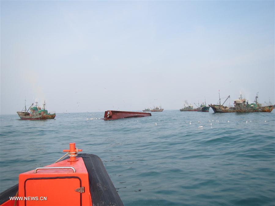 Navio pesqueiro chinês vira em águas da Coreia do Sul