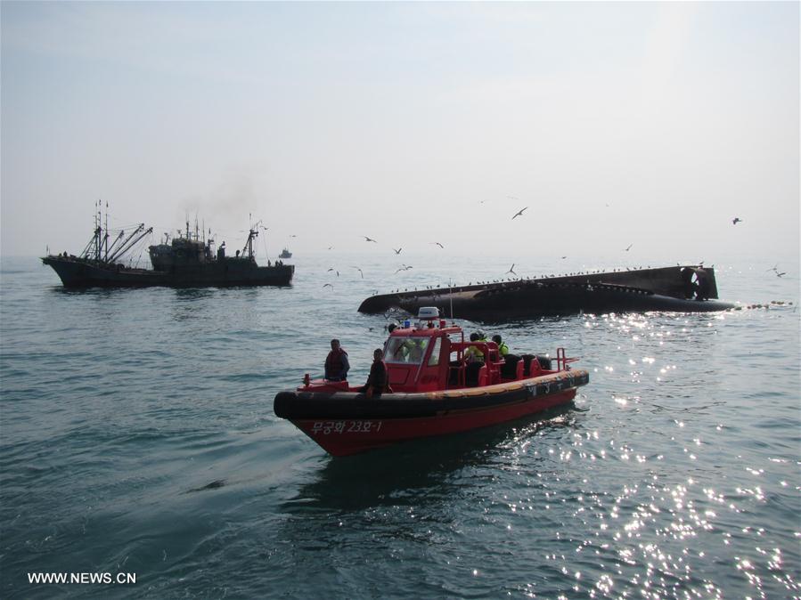 Navio pesqueiro chinês vira em águas da Coreia do Sul