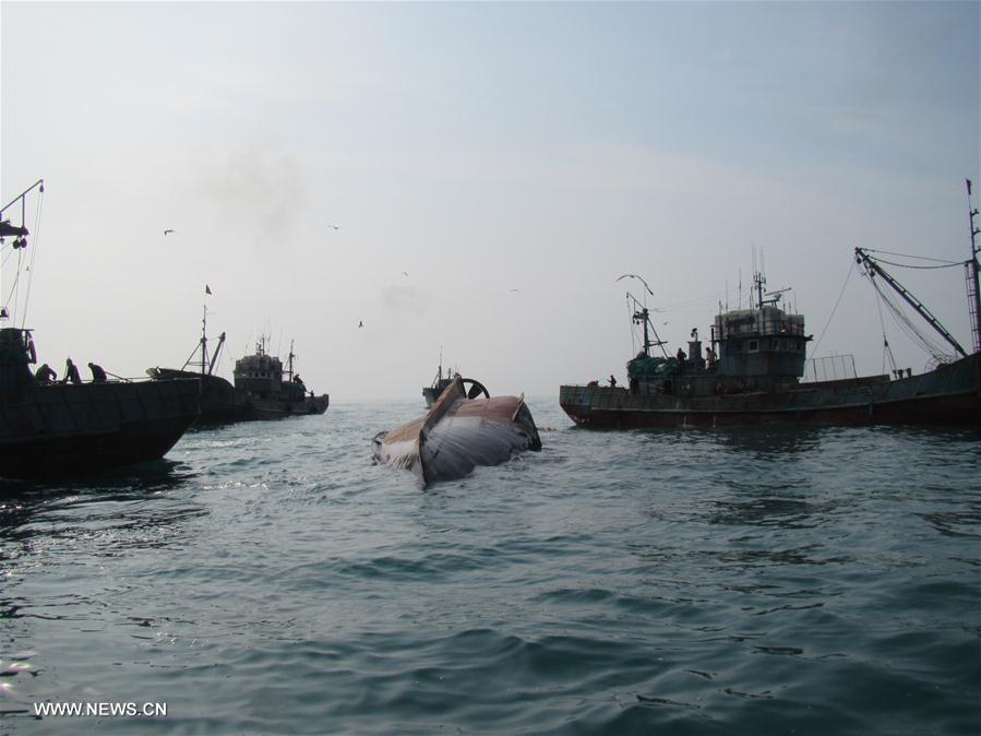 Navio pesqueiro chinês vira em águas da Coreia do Sul