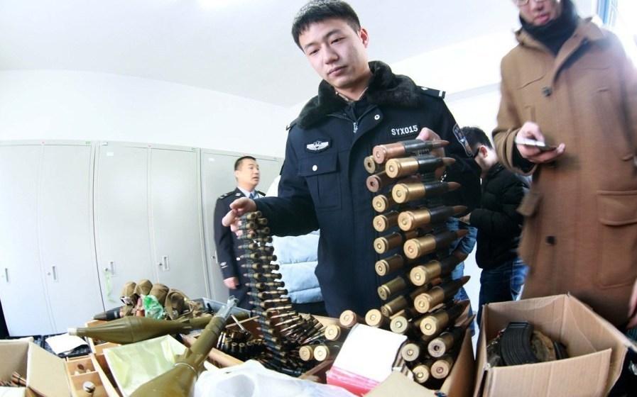 Suspeito detido por posse ilegal de equipamentos militares na China