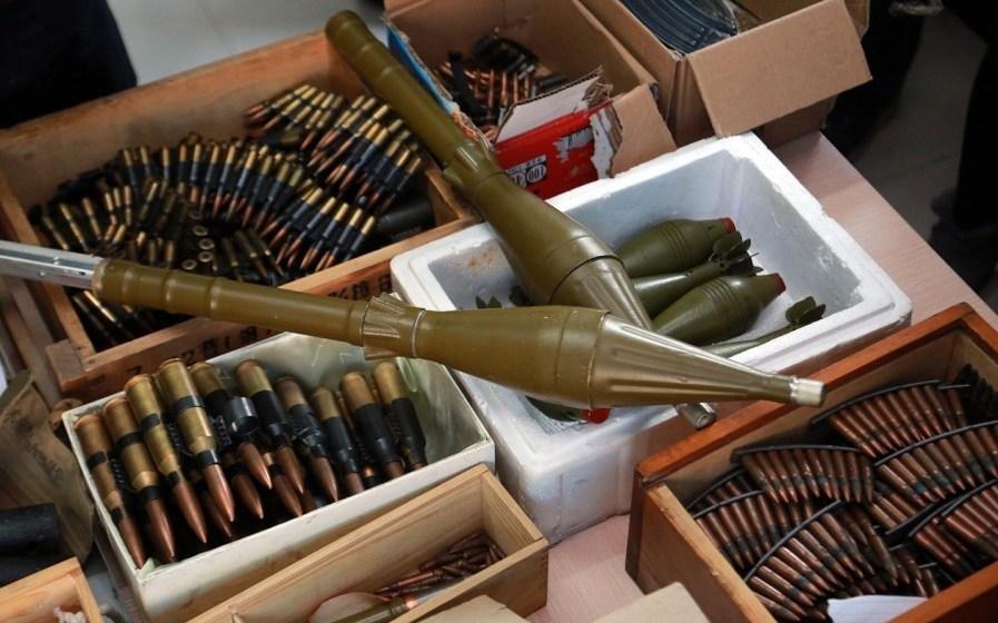 Suspeito detido por posse ilegal de equipamentos militares na China