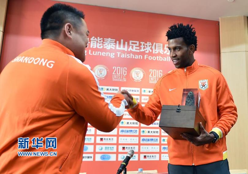 Gil assina com o Shandong e é apresentado ao público