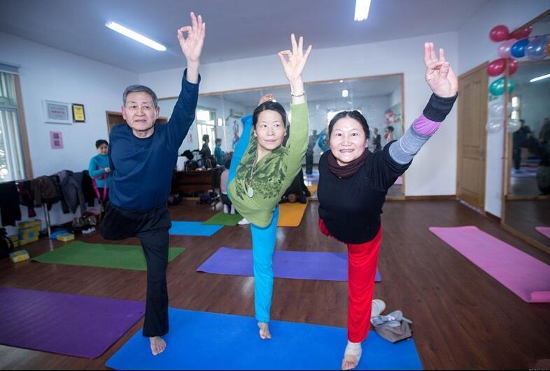 Chinês de 72 anos ensina ioga de forma gratuita em Hangzhou