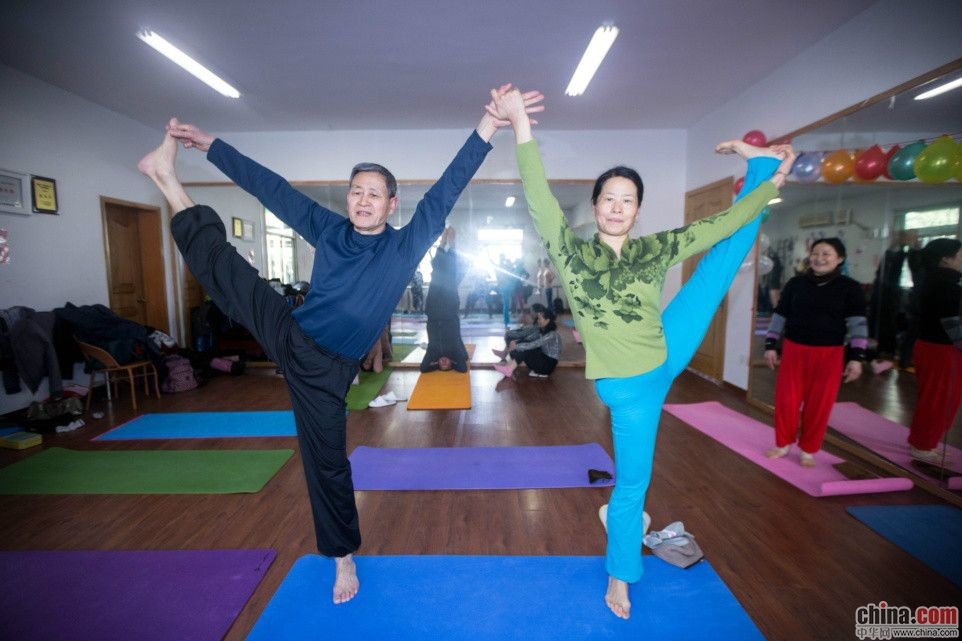 Chinês de 72 anos ensina ioga de forma gratuita em Hangzhou