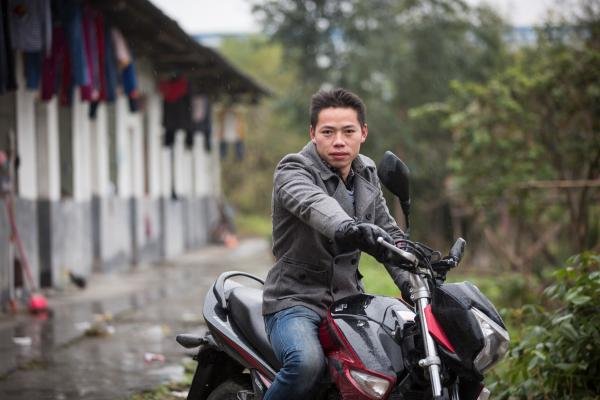 Centenas de milhares de trabalhadores migrantes regressam de moto a casa para celebrar o Ano Novo Chinês