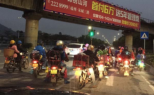 Centenas de milhares de trabalhadores migrantes regressam de moto a casa para celebrar o Ano Novo Chinês