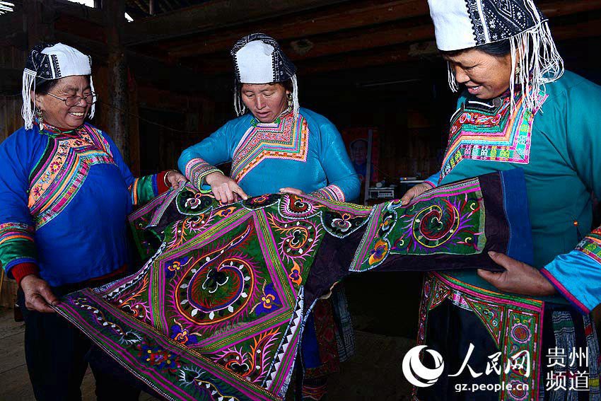 Mulheres da etnia Miao bordam roupas tradicionais para o Ano Novo chinês