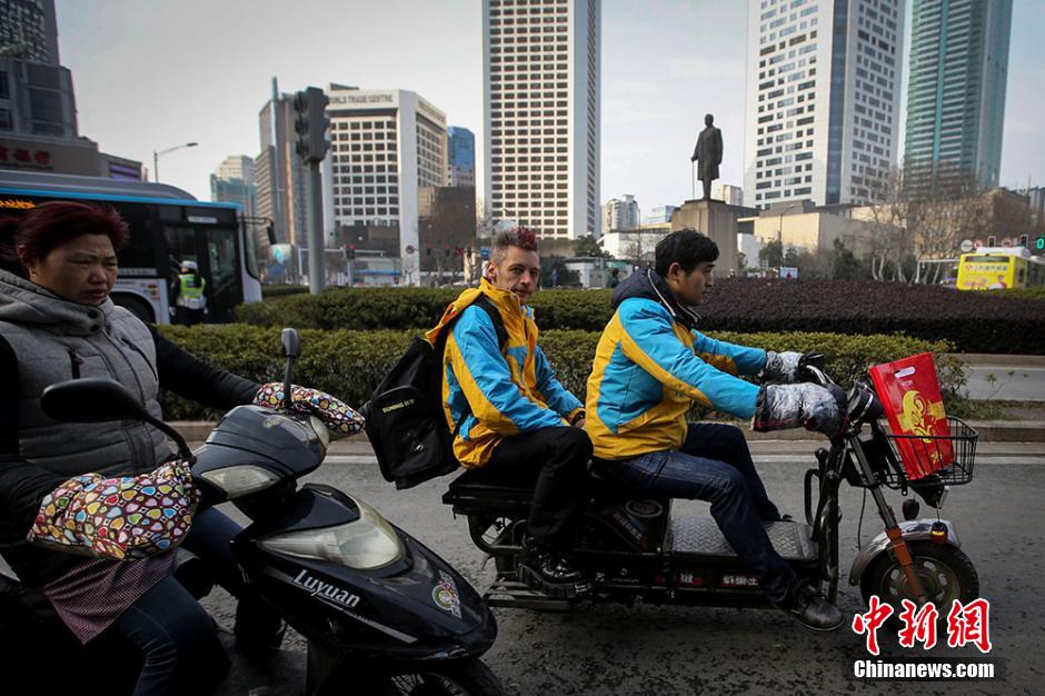 Estafetas estrangeiros fazem furor em Nanjing