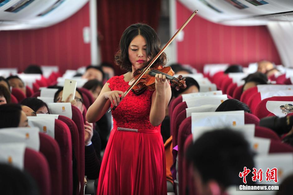 Concerto comemorativo do Ano Novo Chinês num voo entre Kunming e Hangzhou