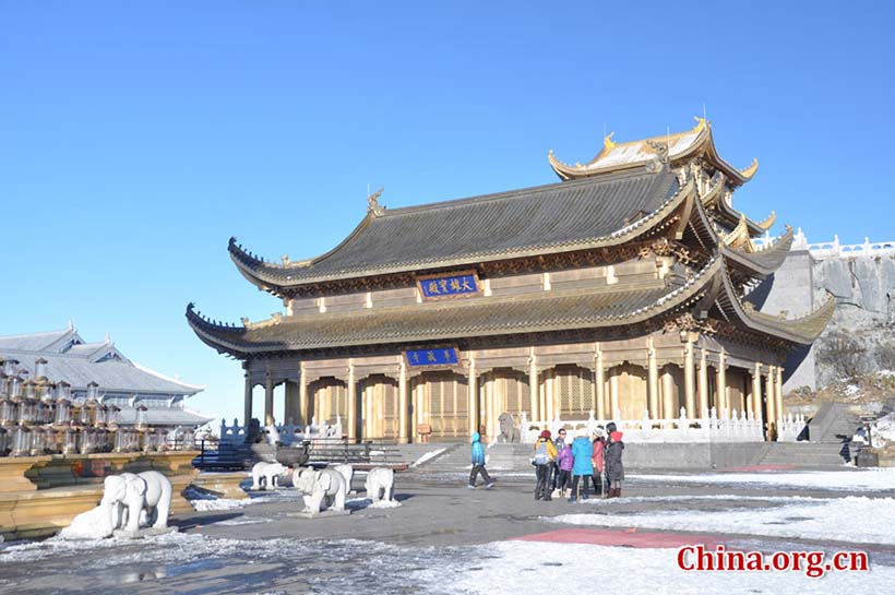 Chineses dirigem-se à Montanha Emei para rezar por um bom ano novo