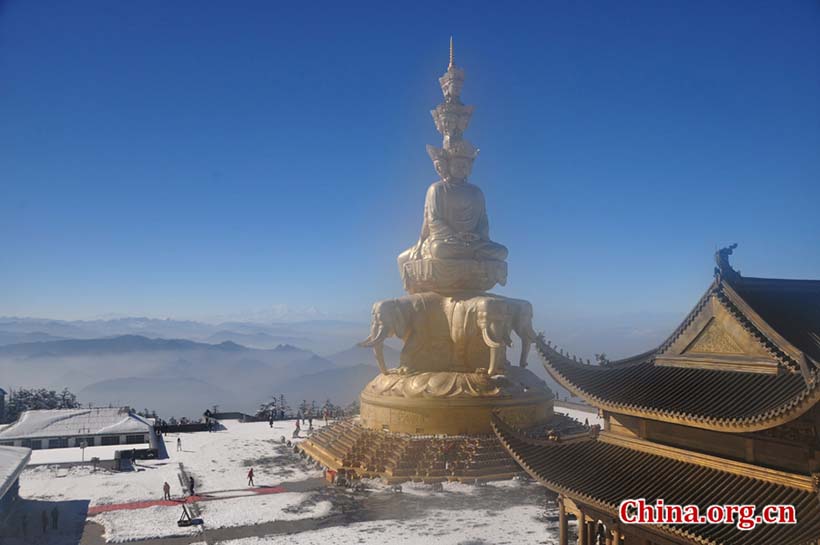 Chineses dirigem-se à Montanha Emei para rezar por um bom ano novo