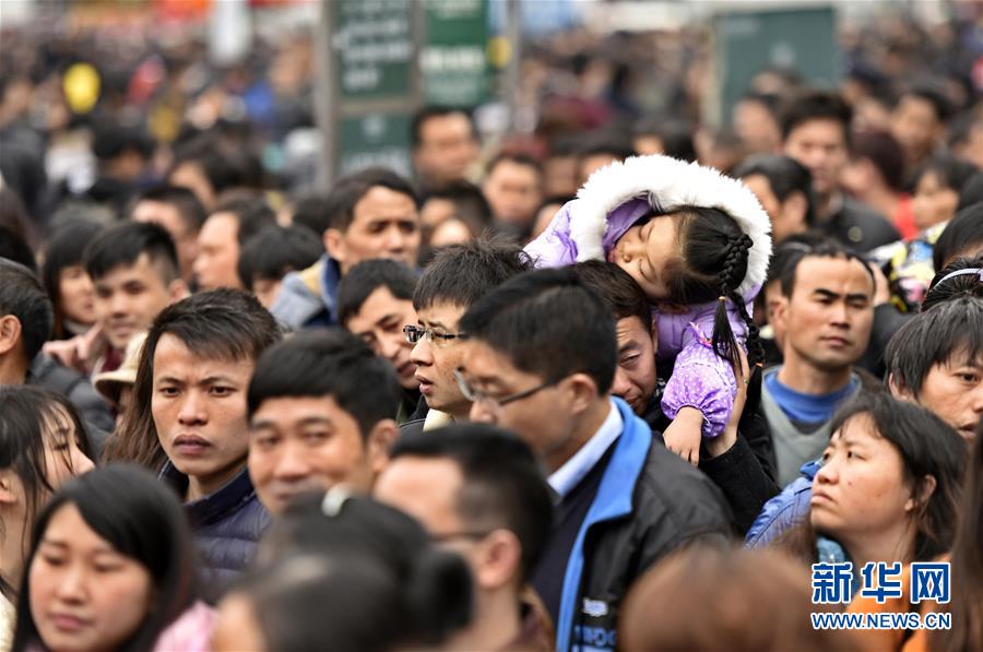 Mais de 50 mil passageiros ficam retidos em estação de trem no sul da China