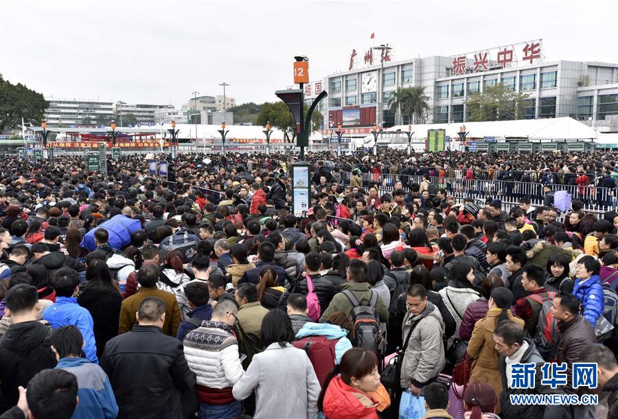 Mais de 50 mil passageiros ficam retidos em estação de trem no sul da China
