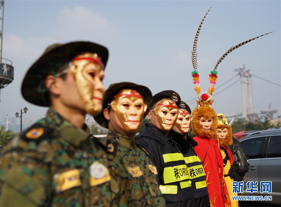 Agentes de segurança em Chongqing usam máscaras de macaco para celebrar o Ano Novo Chinês