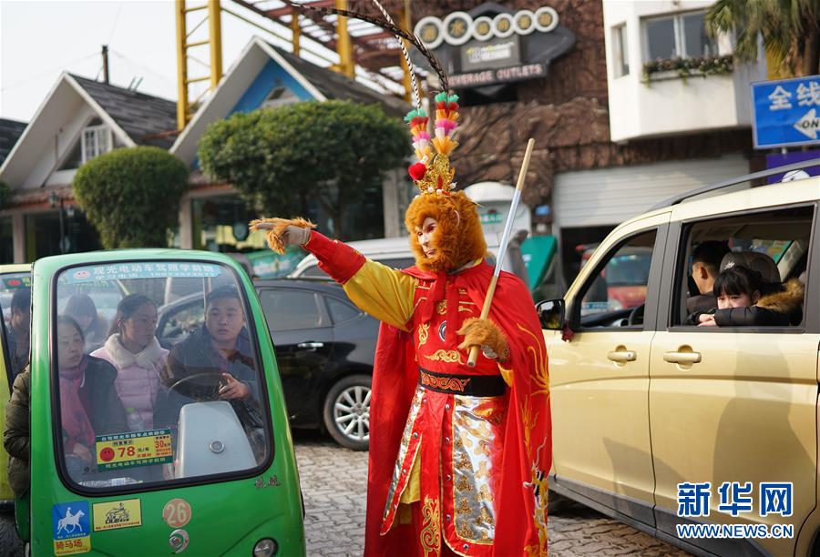 Agentes de segurança em Chongqing usam máscaras de macaco para celebrar o Ano Novo Chinês