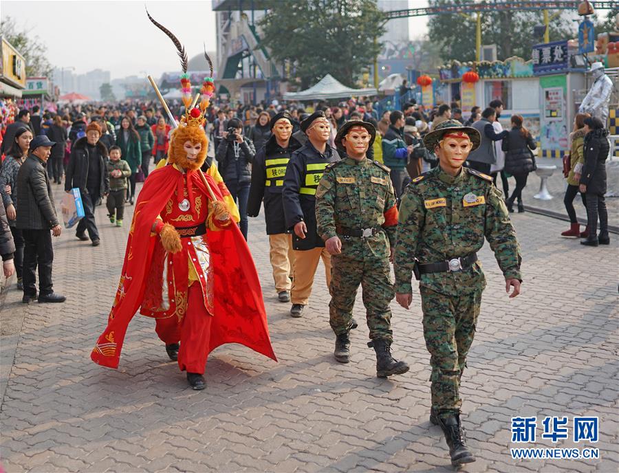 Agentes de segurança em Chongqing usam máscaras de macaco para celebrar o Ano Novo Chinês