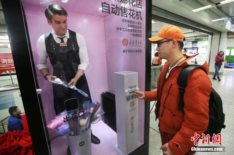 Máquina de vendas de flores com vendedores reais atraem moradores de Nanjing