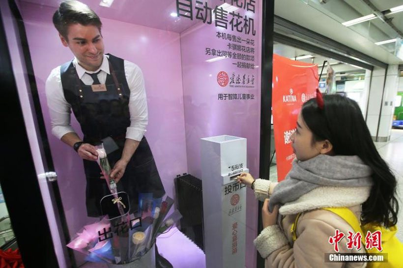 Máquina de vendas de flores com vendedores reais atraem moradores de Nanjing