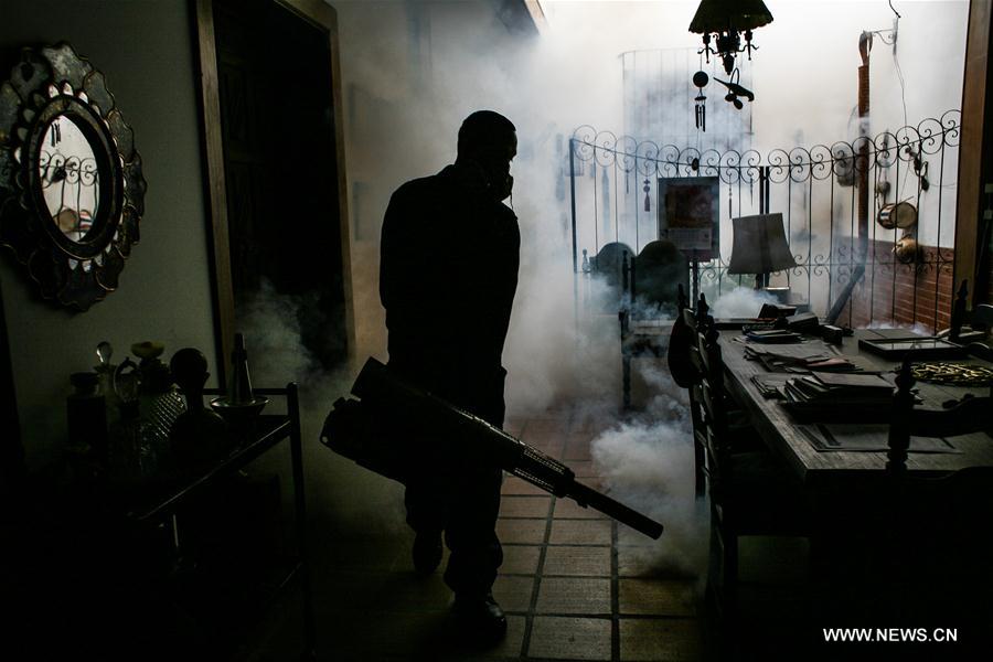 Agentes venezuelanos fazem nebulização para lutar contra o Zika