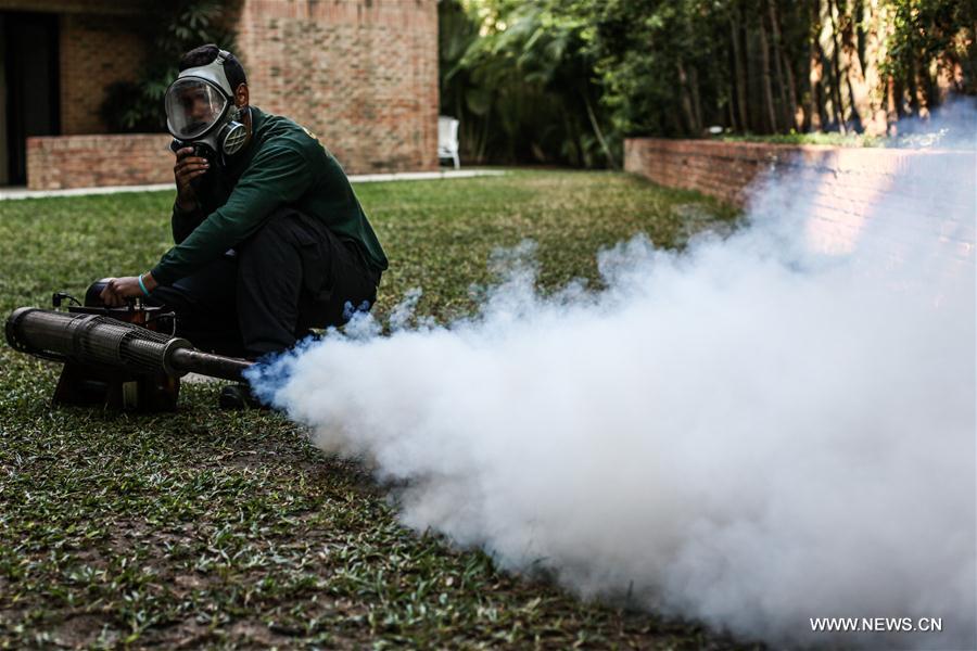 Agentes venezuelanos fazem nebulização para lutar contra o Zika