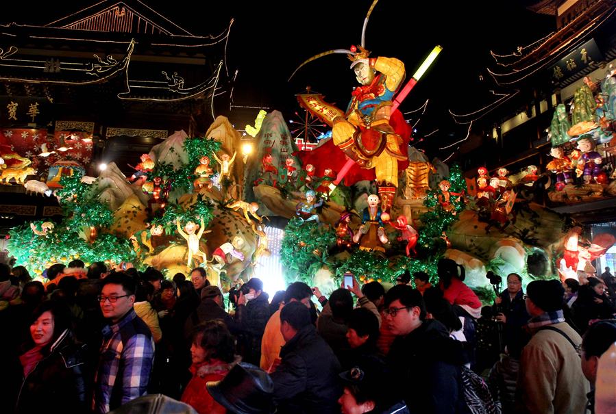 Lanternas do Jardim Yuyuan chamam atenção dos visitantes