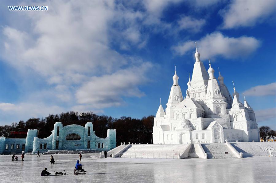 Escultura de neve mais alta do mundo em exposição no nordeste da China