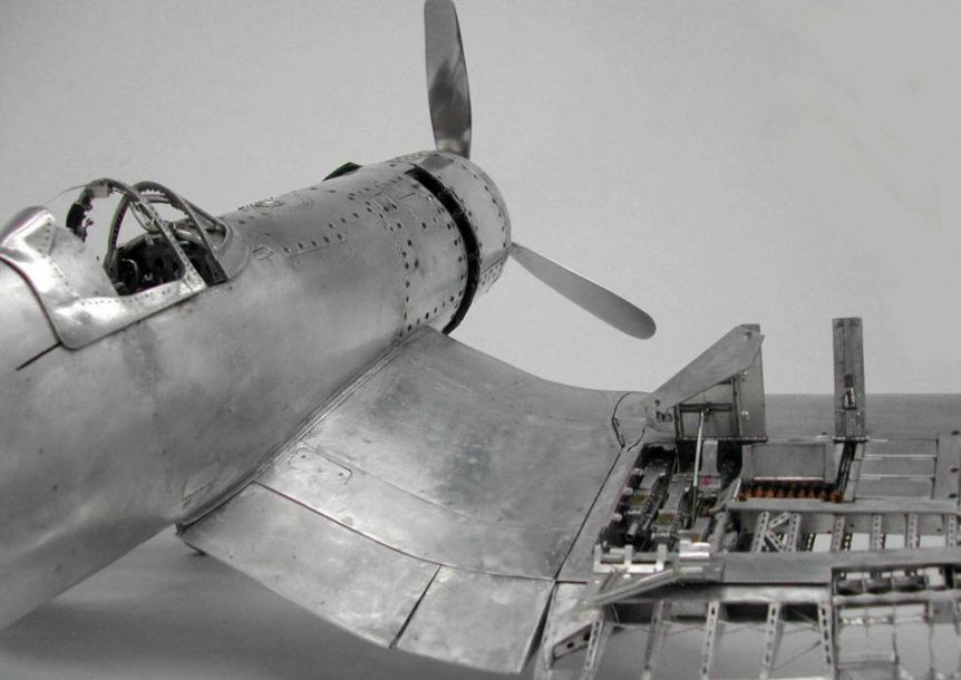 Dentista reformado constrói modelos fiéis de caças da Segunda Guerra Mundial em ponto pequeno