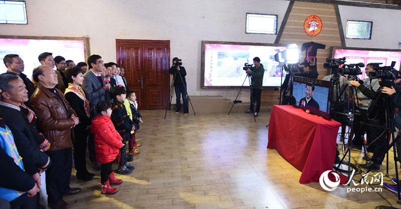 Xi Jinping conversa por vídeo com aldeões de Fujian desde os estúdios do Diário do Povo Online