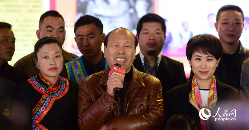 Xi Jinping conversa por vídeo com aldeões de Fujian desde os estúdios do Diário do Povo Online