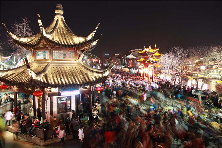 Moradores de Nanjing lotam Templo Confúcio durante Festival das Lanternas