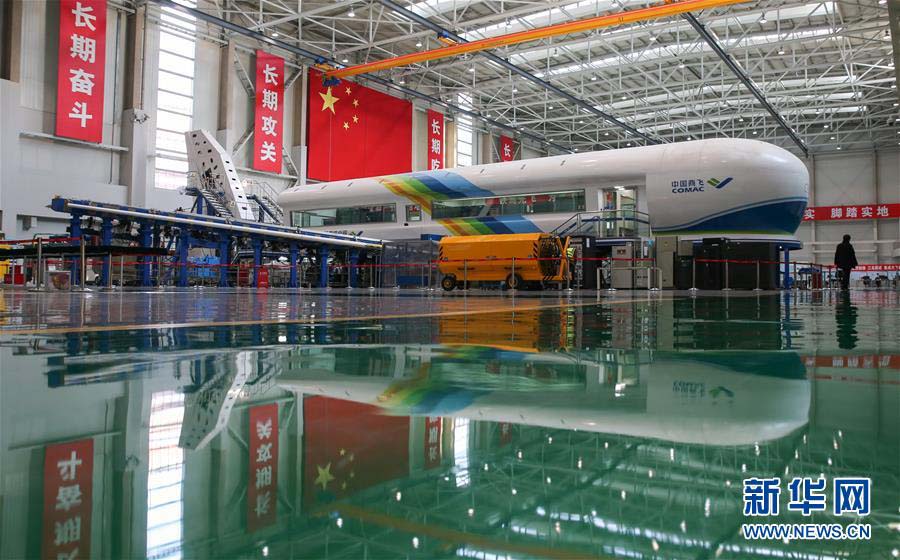 Avião de passageiros de fabricação chinesa fará voo inaugural em 2016