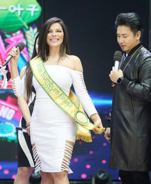 Miss Bumbum brasileira participa de programa na TV chinesa