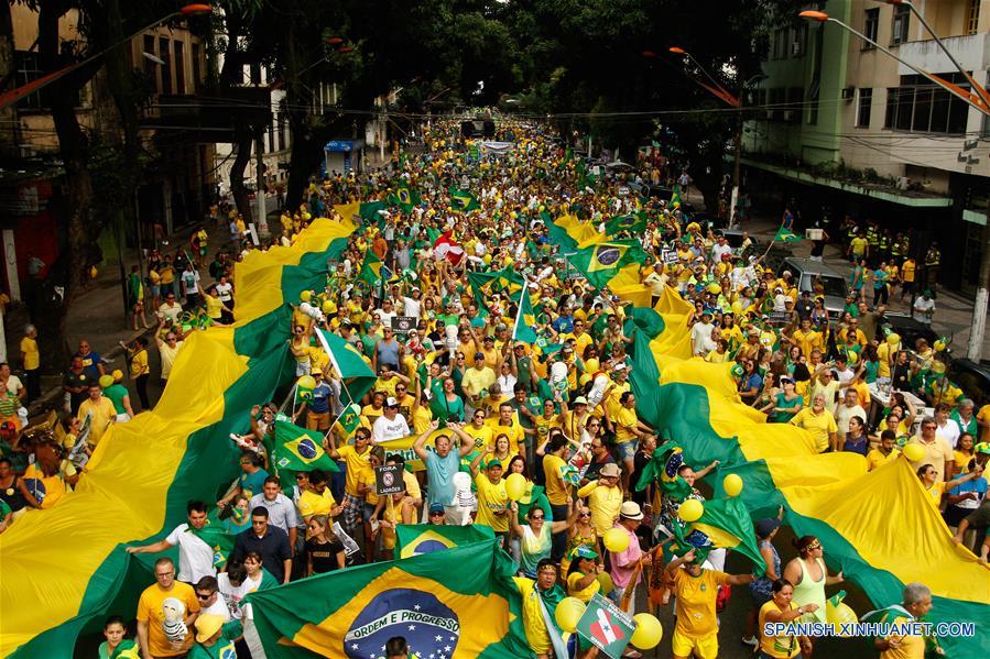 Milhões de pessoas protestam contra o governo no Brasil