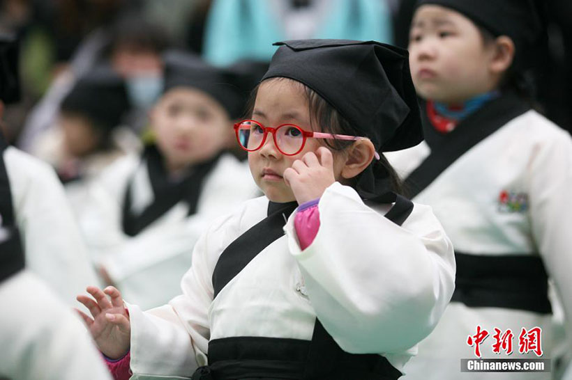 Crianças assistem à “Primeira Cerimônia da Escrita” no leste da China