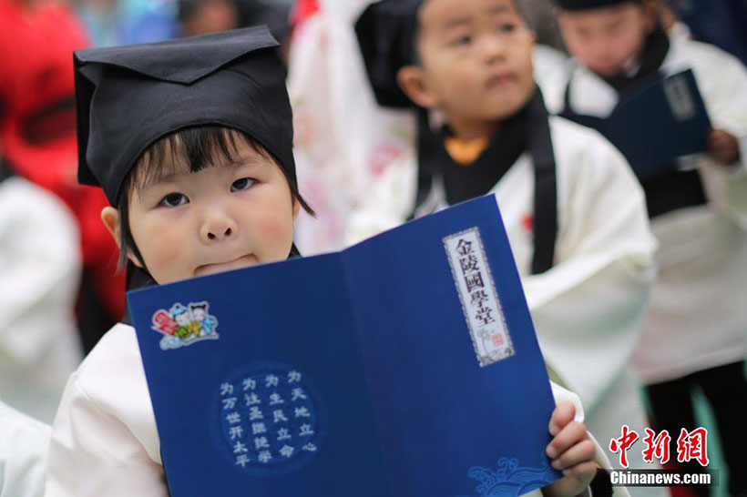 Crianças assistem à “Primeira Cerimônia da Escrita” no leste da China