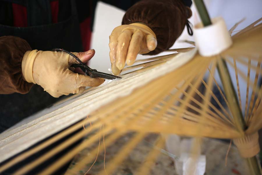 Jovem da geração pós-90 demite-se para abrir negócio de guarda-chuvas tradicionais de papel