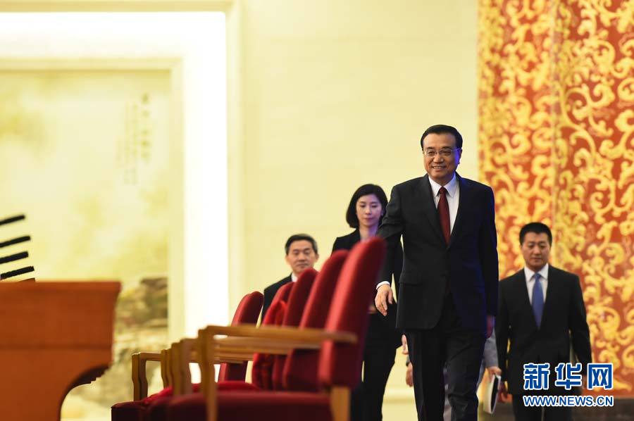 Fotos: Li Keqiang concede entrevista coletiva à imprensa no final da APN