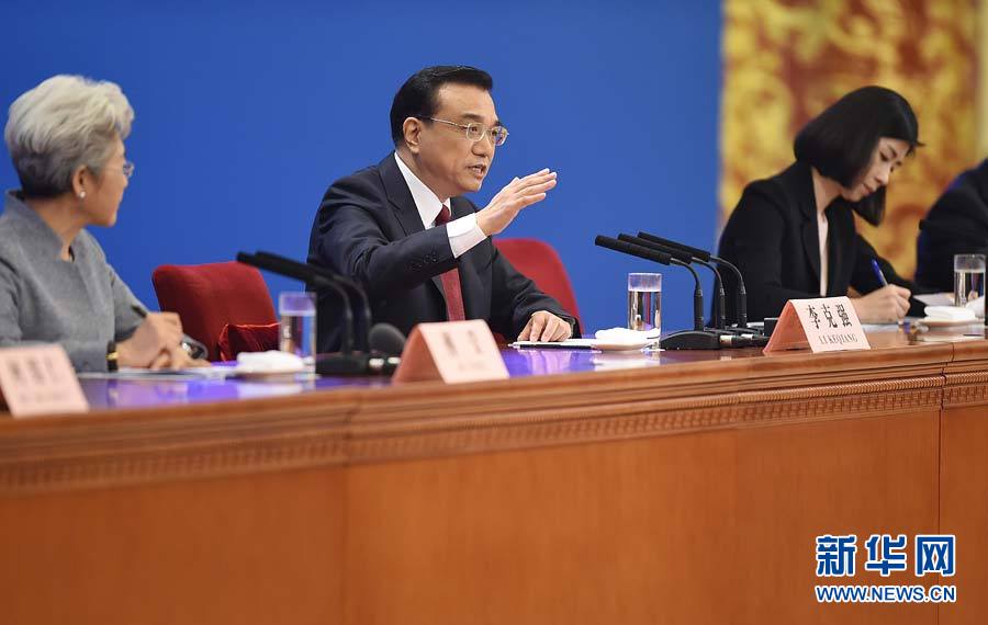 Fotos: Li Keqiang concede entrevista coletiva à imprensa no final da APN